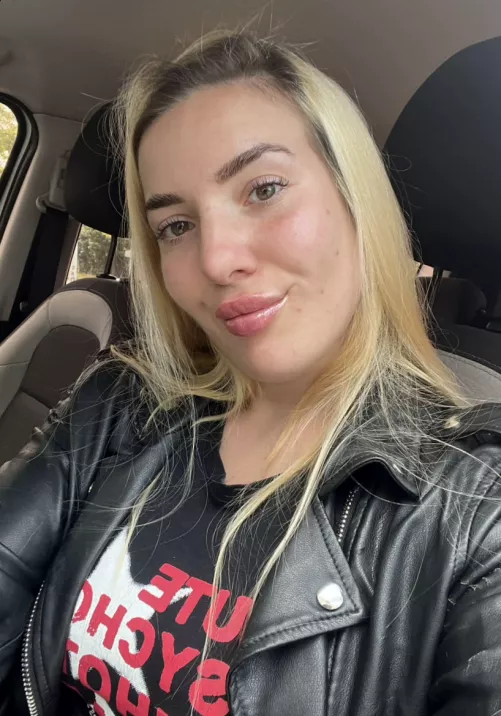 Looking to meet up💕DMs open
