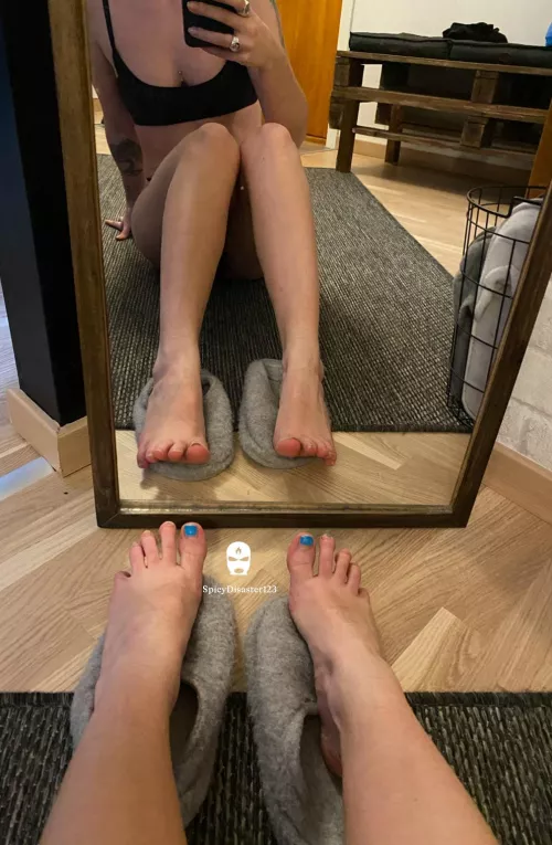 Mirror shots are the best! Happy toesday 