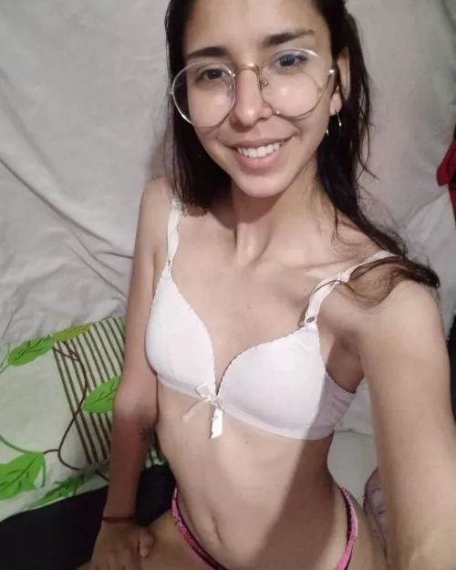 Mon joli sourire et mes petits seins pour te souhaiter une bonne soirée 😊