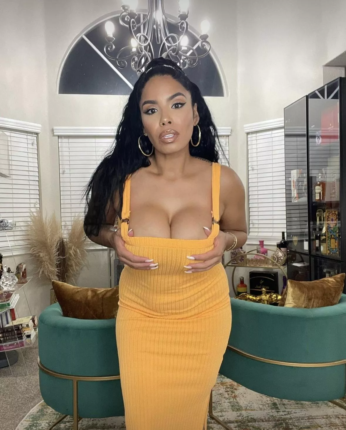 Seductive, Alluring, Captivating Woman!  