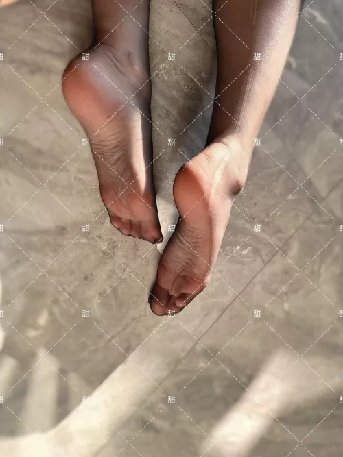 Tell me how pretty they are(my feet