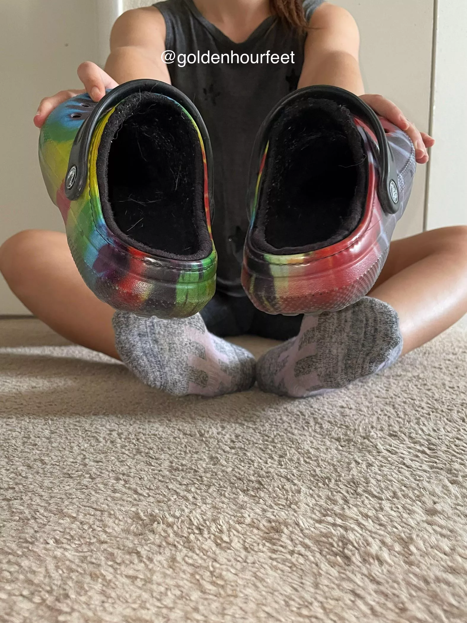 Wanna smell inside my fuzzy crocs?😏