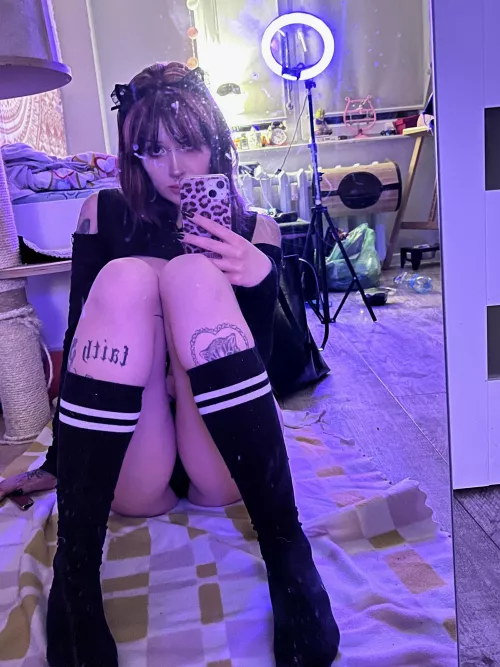 would u consider hiring this kitty maid to tidy up ur house? i promise i’ll make it sparkle. y or n