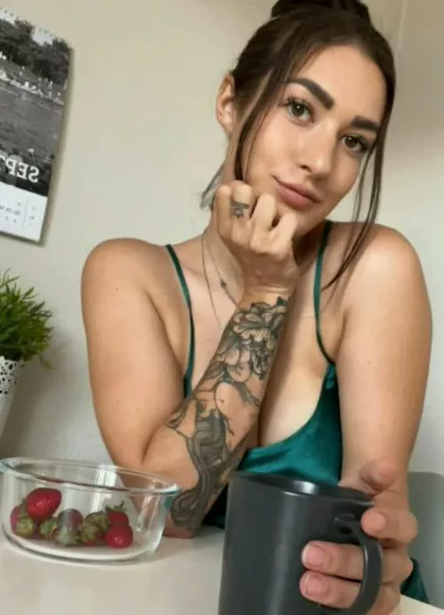 Zuerst ein Kaffee oder lieber direkt mein Schlafkleid zur Seite und vergnügen? 👅