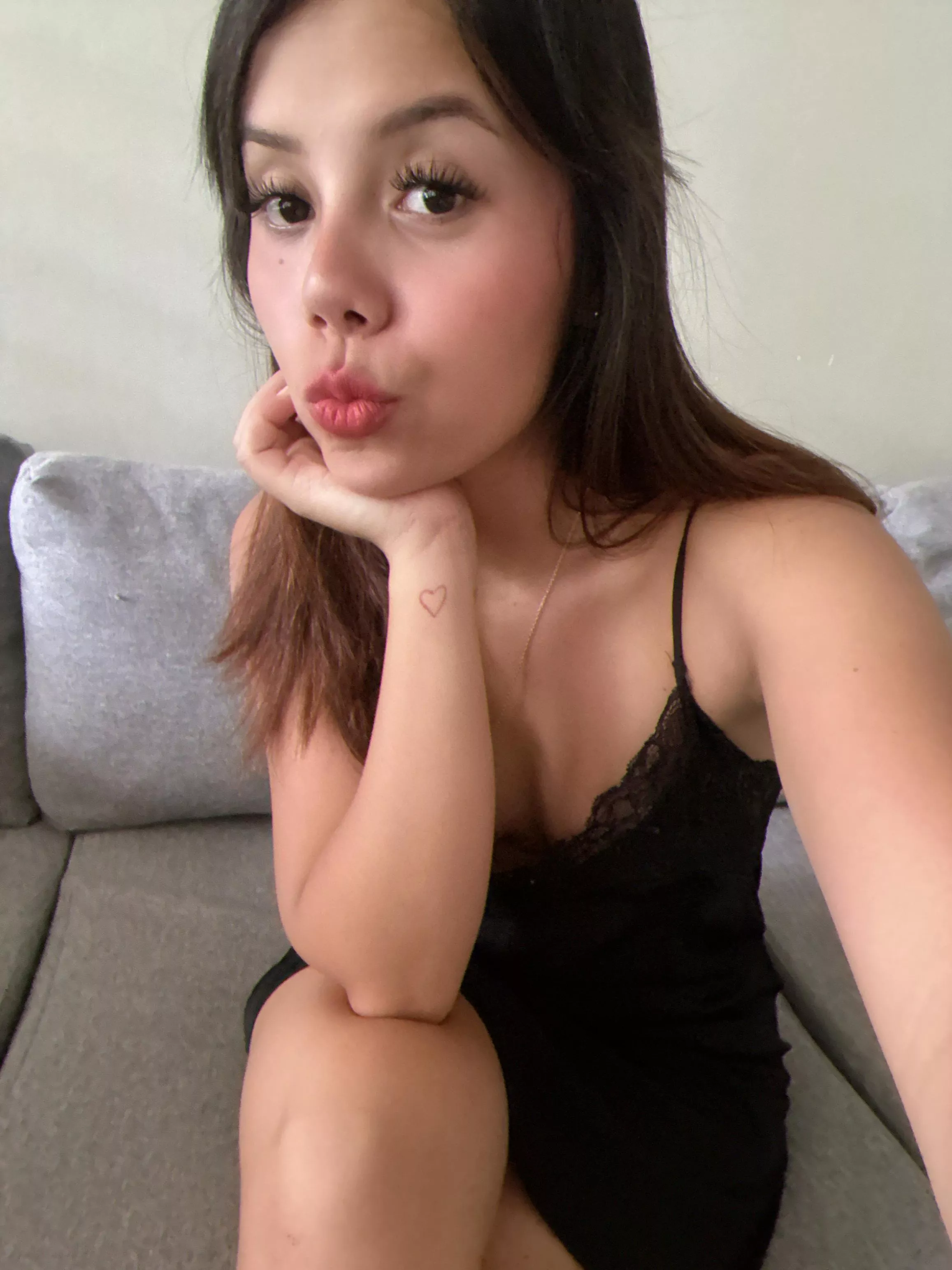 19F stuck in bed all day! could use a little fun to stretch things out 