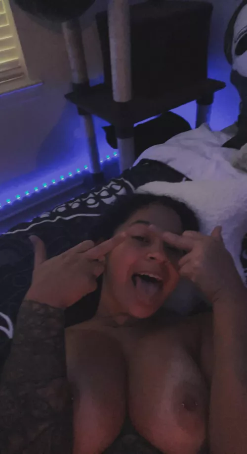 22 f can we sext now and meet before you go to work 