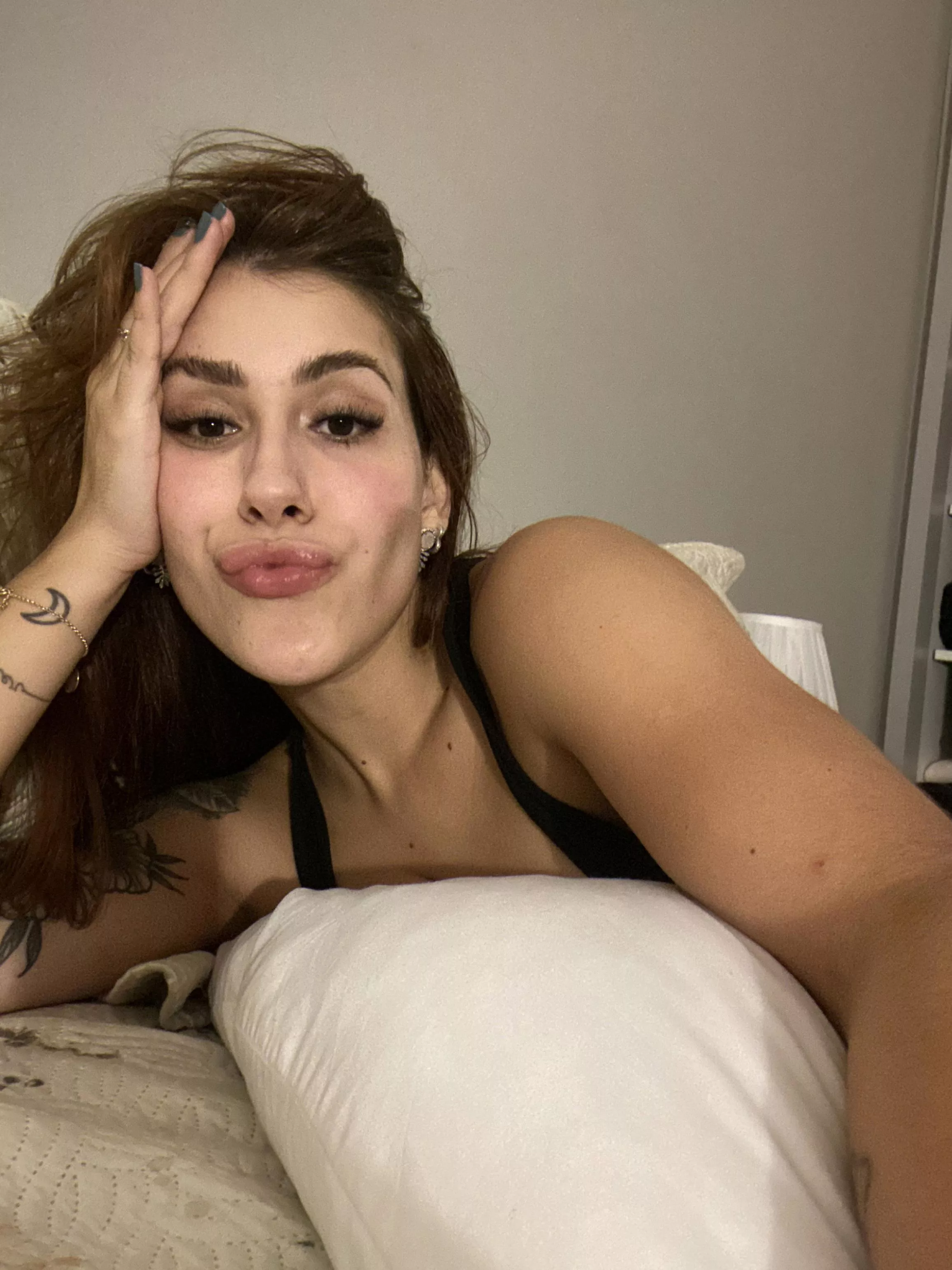 23 F4M never says no with a like minded conversations
