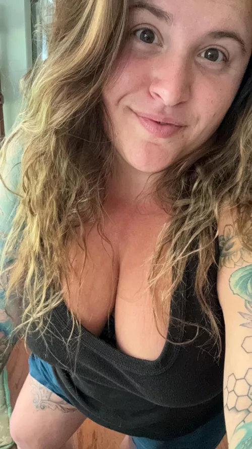 A BBW stoner covered in tattoos can cure those Monday blues!
