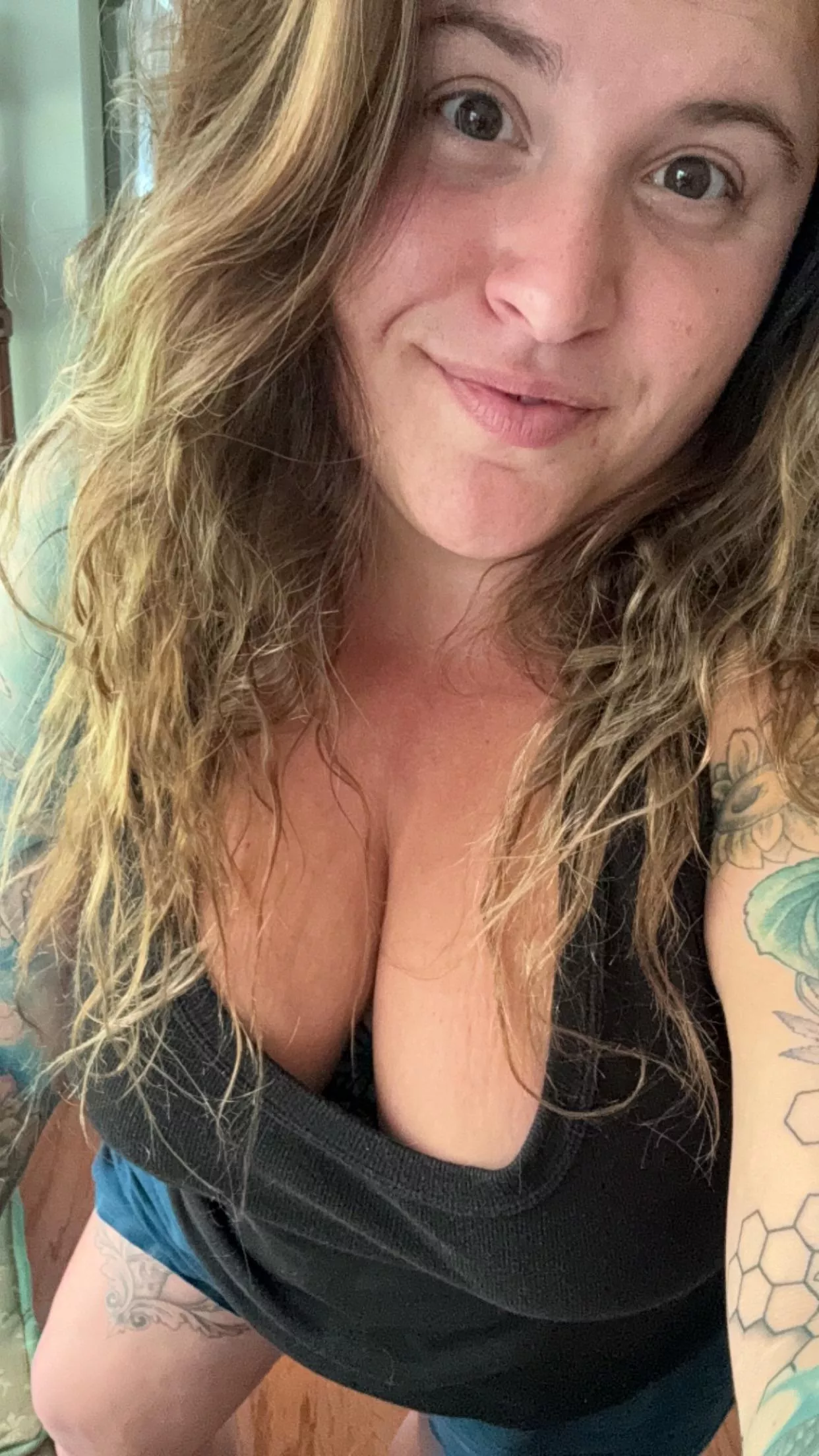 A BBW stoner covered in tattoos can cure those Monday blues!
