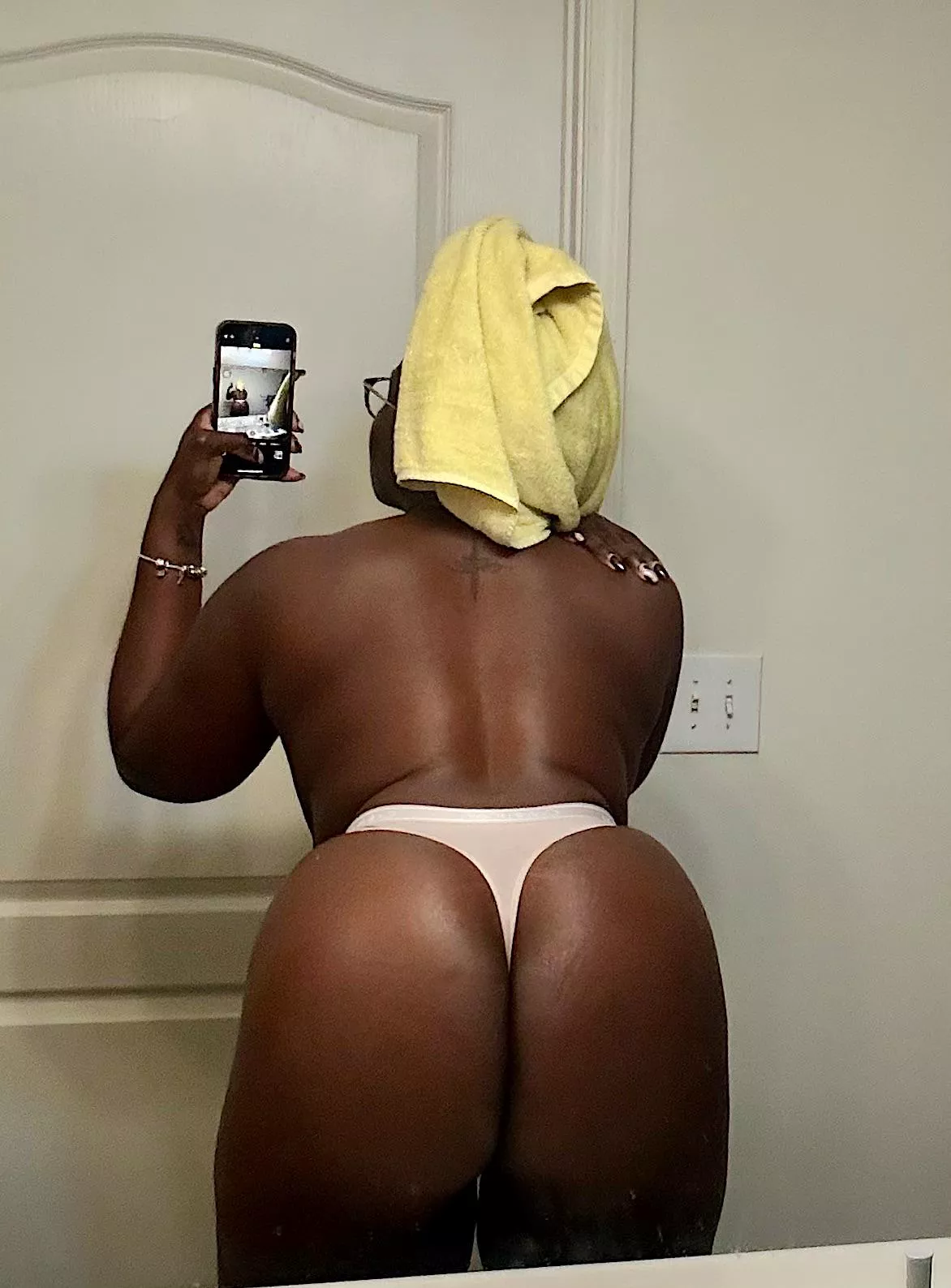 A little morning rendezvous before diving into the workday sounds absolutely dreamy right now🫣😏🍑🍫