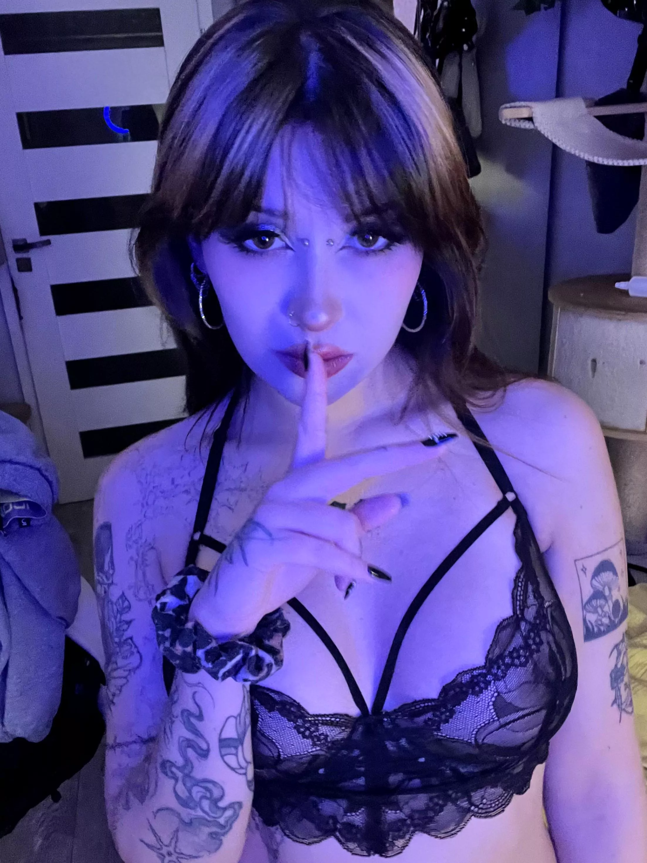 do u find it peculiar that i don’t have anyone to send my selfies to? y or n