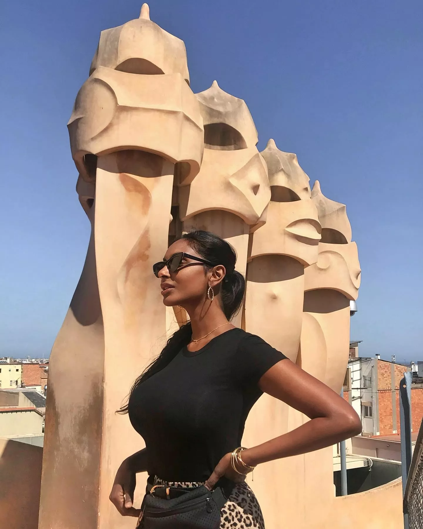 filling up that black shirt