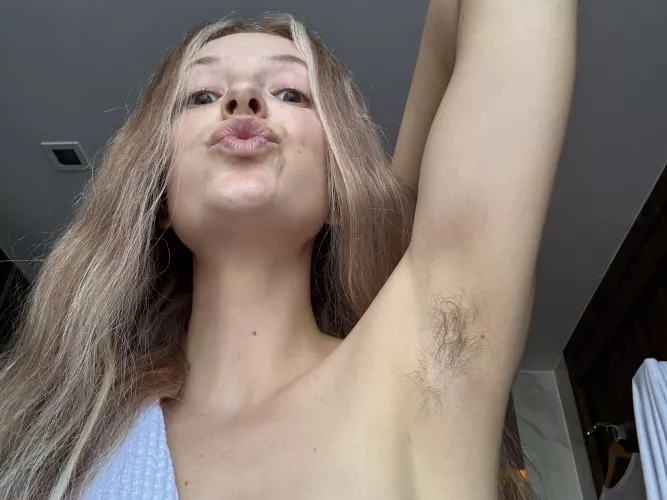 Hairier armpits, better smell [hs]