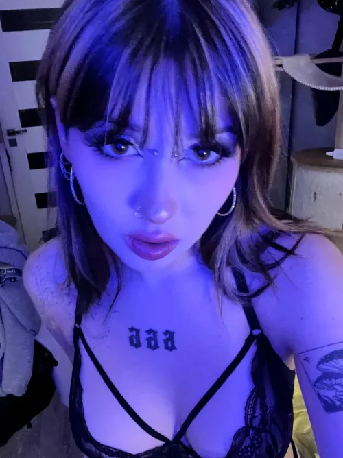 he's a 10, but if she prefers older guys, is she really making the right choice?? ٩(♡ε♡ )۶