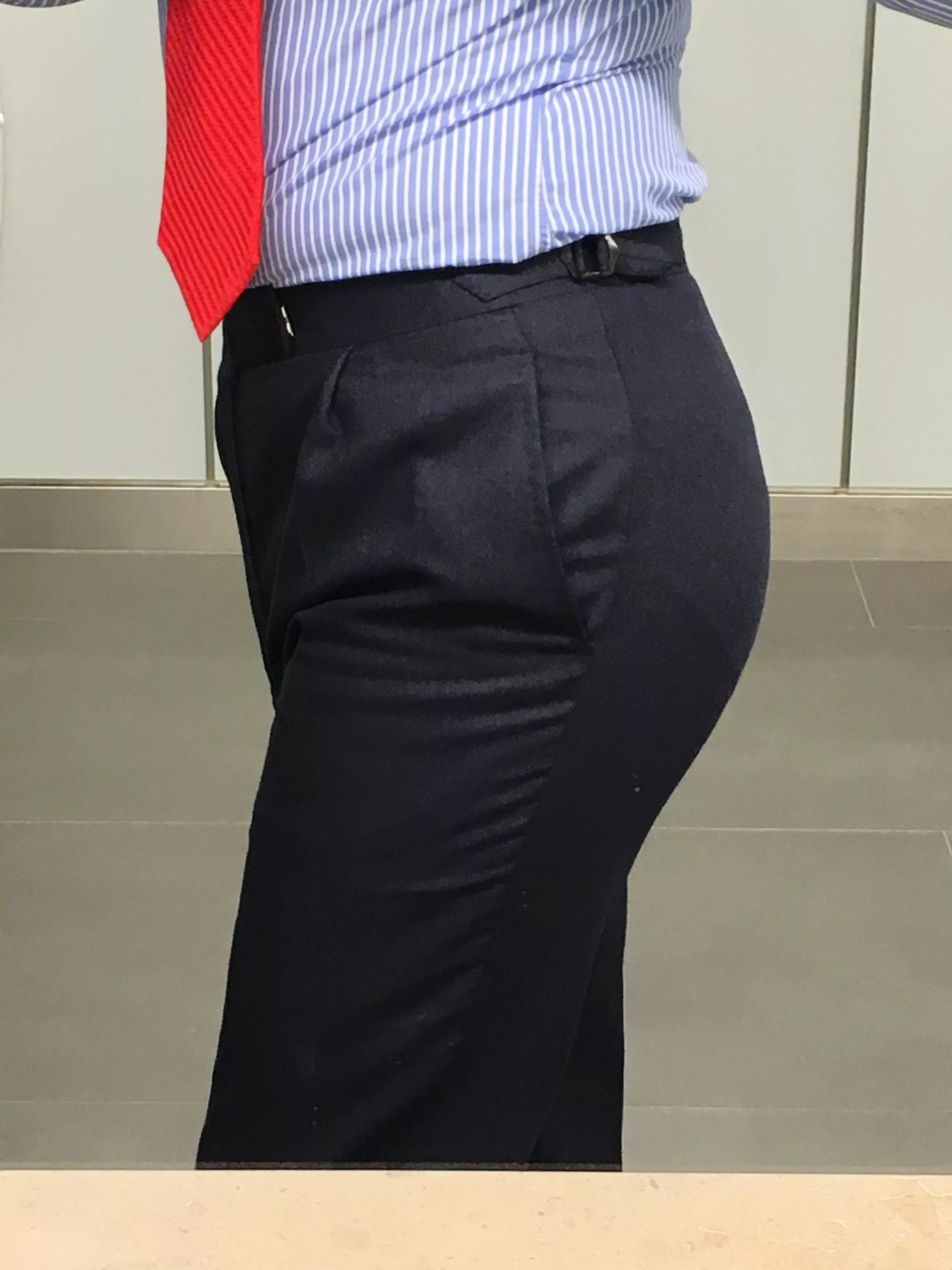 I prefer my suit trousers without pockets on the seat. It does make brieflines more obvious though, but that’s hardly a negative. 