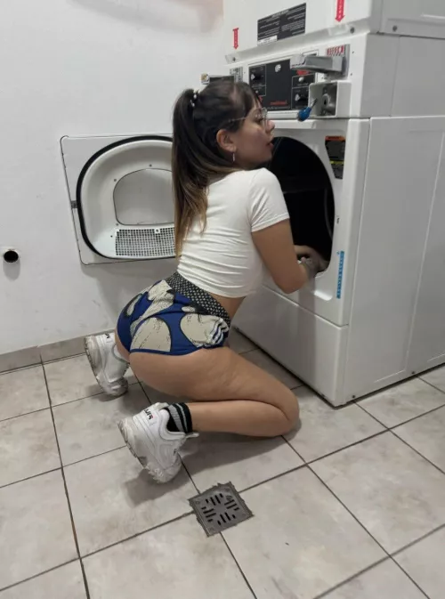 I wanna bounce this ass while doing the laundry 