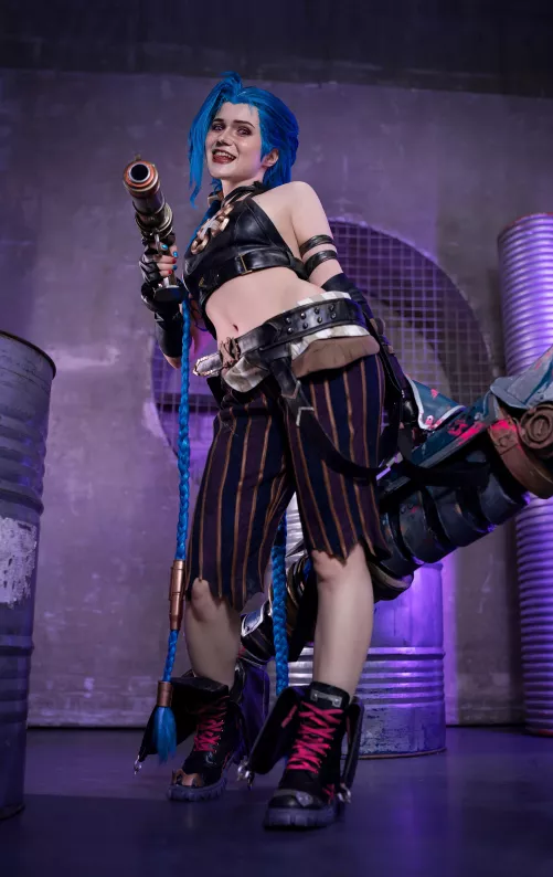 Jinx from League of Legends cosplay by Neyrodesu 