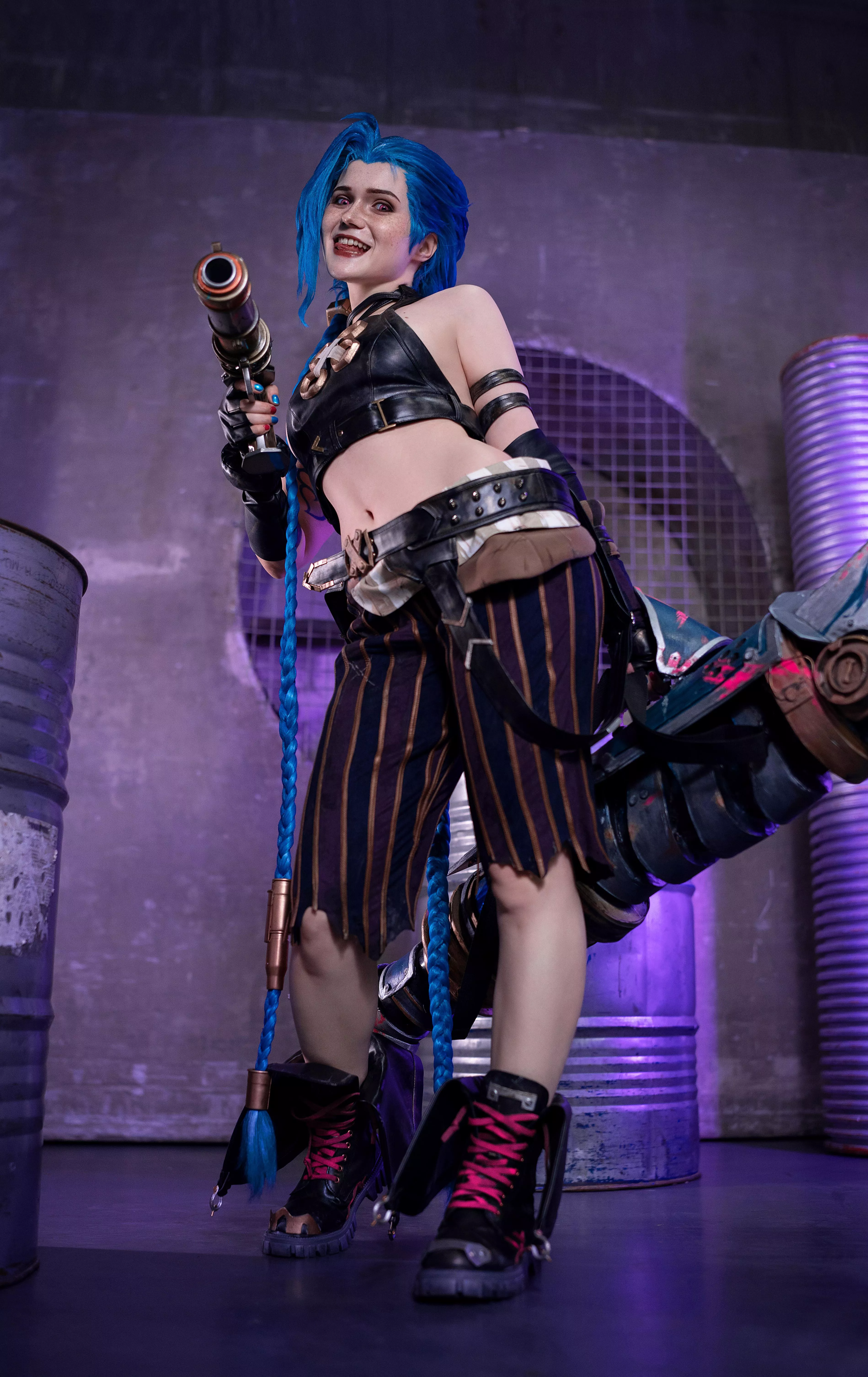 Jinx from League of Legends cosplay by Neyrodesu 