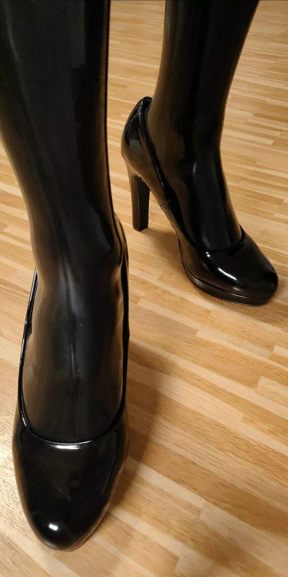 Latex feet in shiny heels