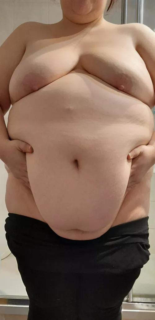 Look how my fat udders resting on belly lard