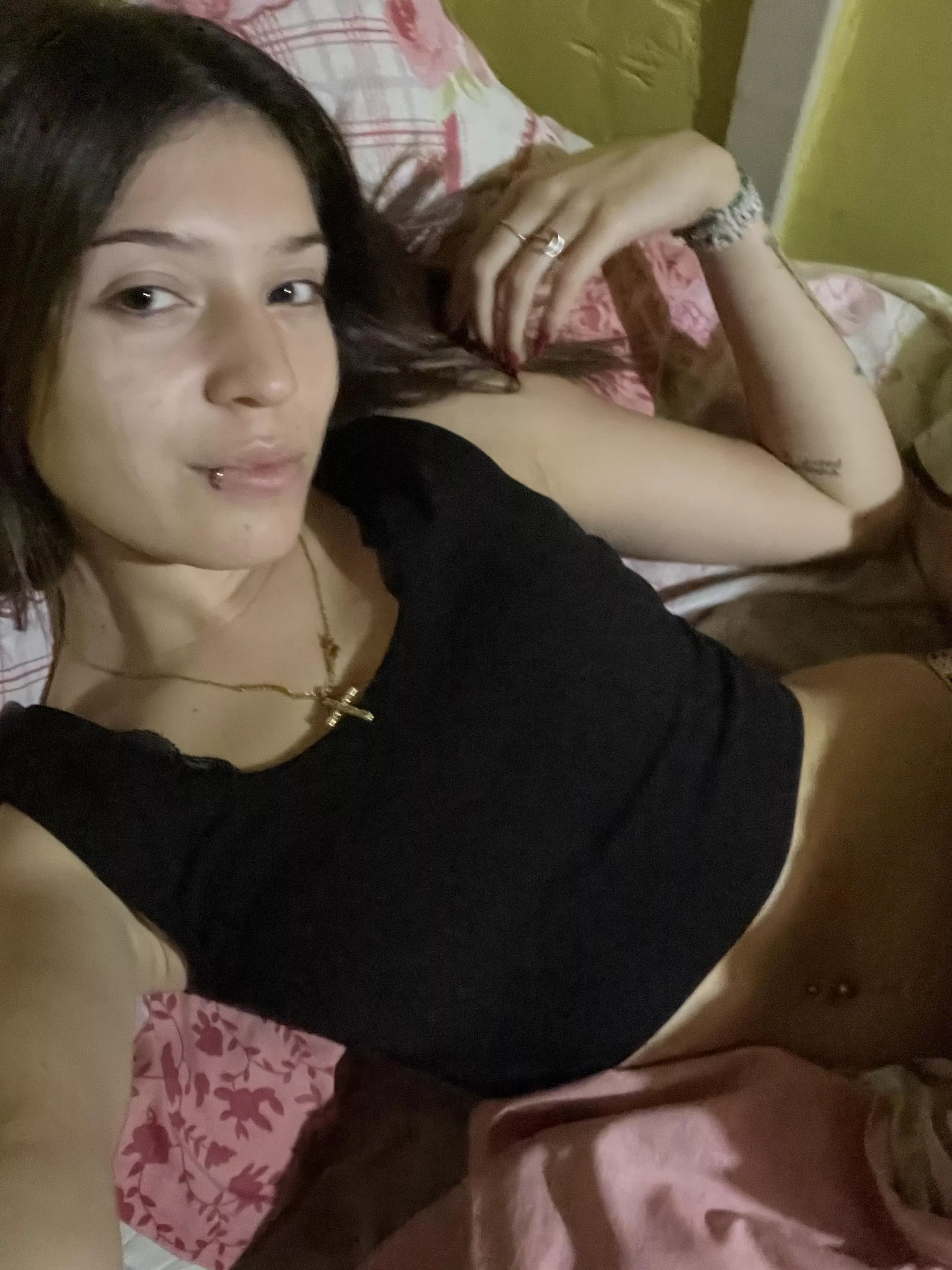 Looking for an older daddy who can lick me all over my body! be sure to make my shaved pussy so wet i'm clean and can verify too