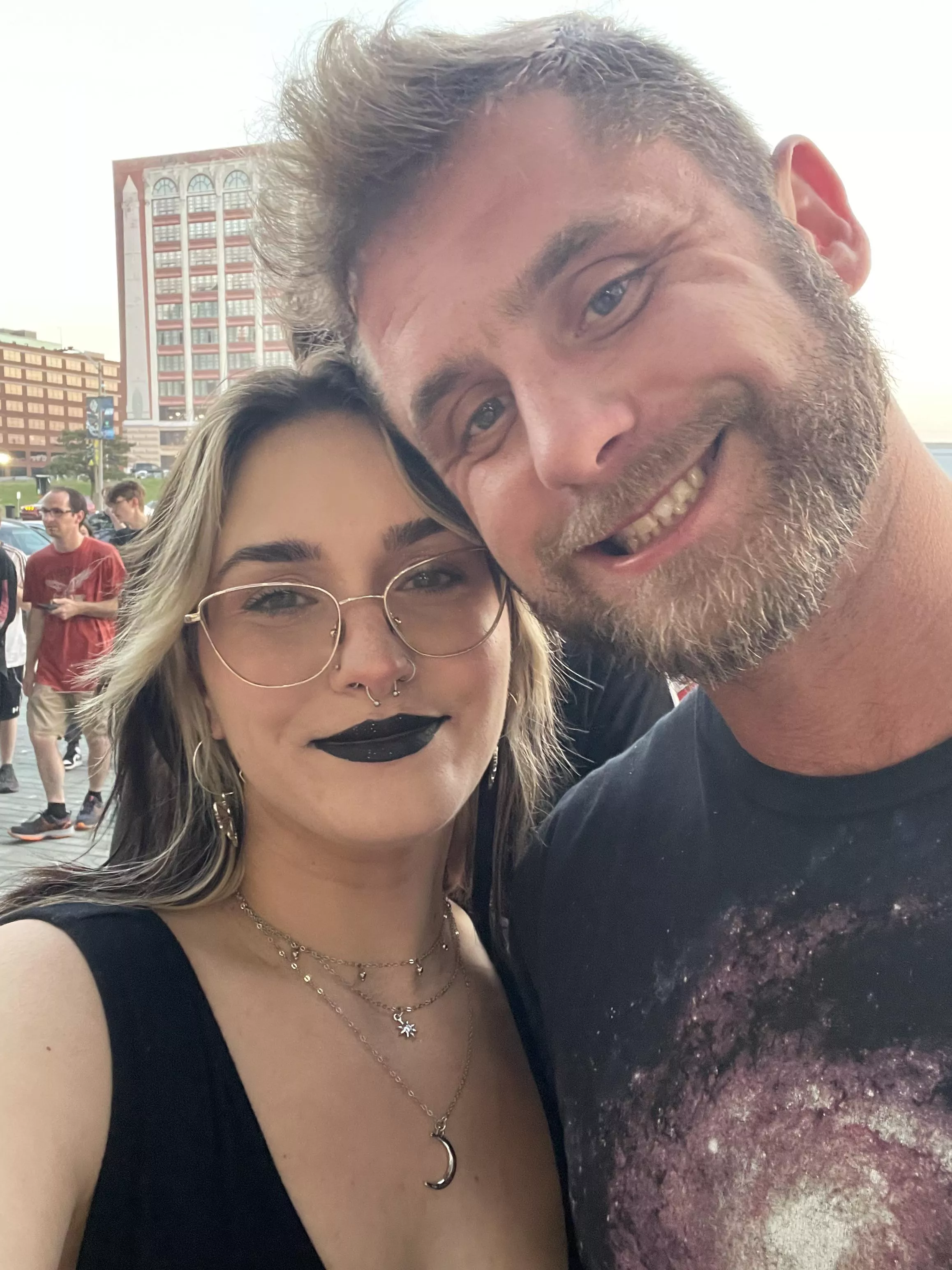 Looking for collabs. Couples or single F or M