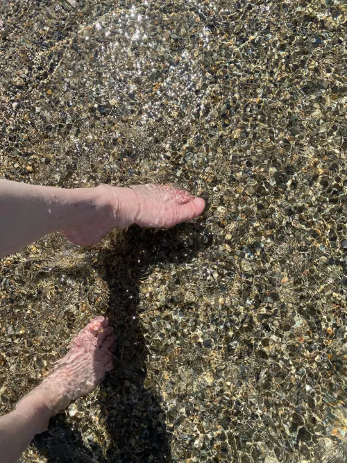My beautiful feet are red from the cold water 🤭