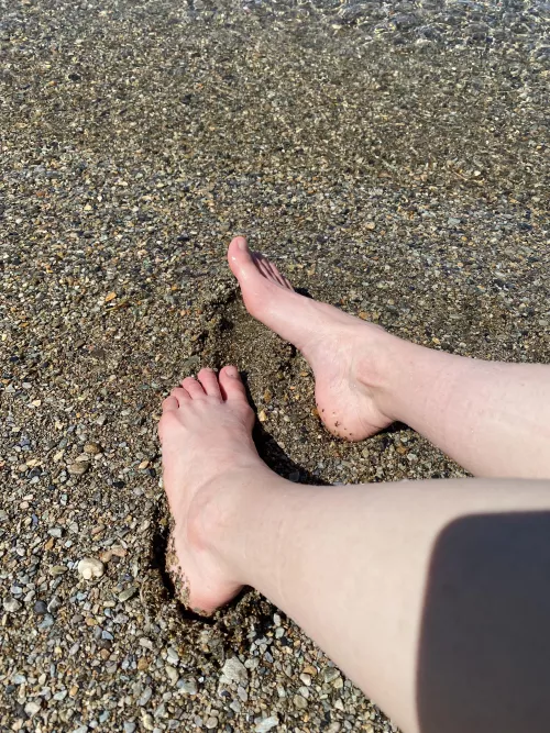 My beautiful feet in the cool water ☺️
