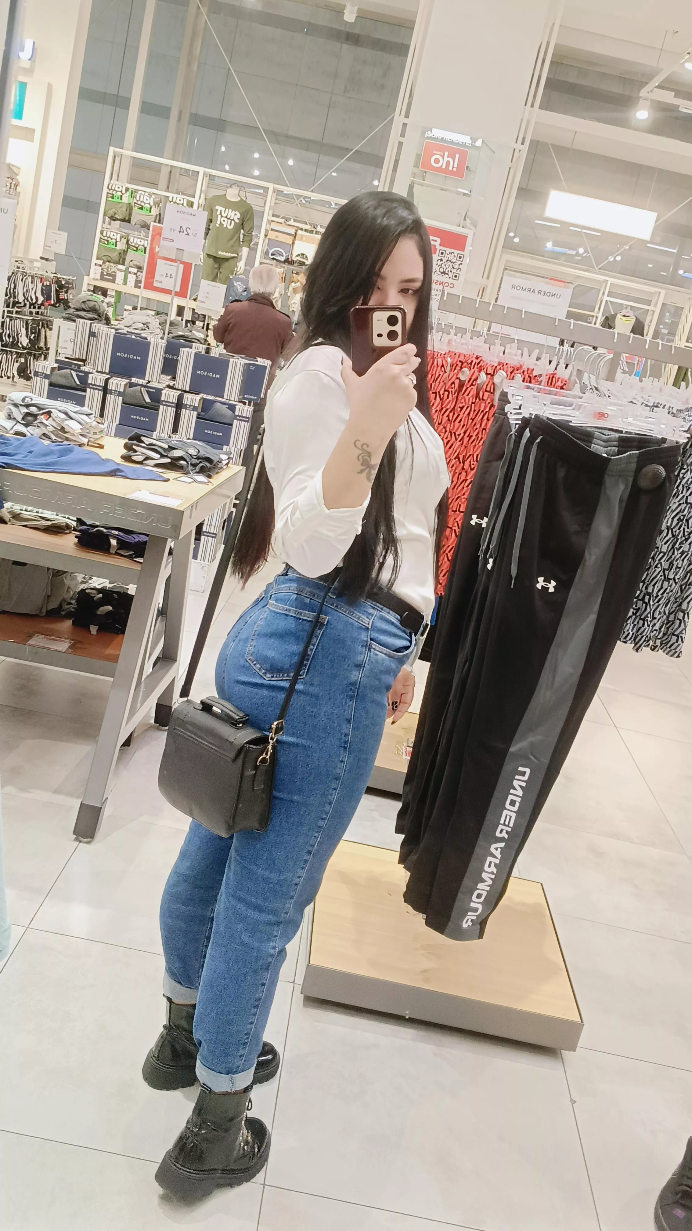 My round ass fits well in this jeans!