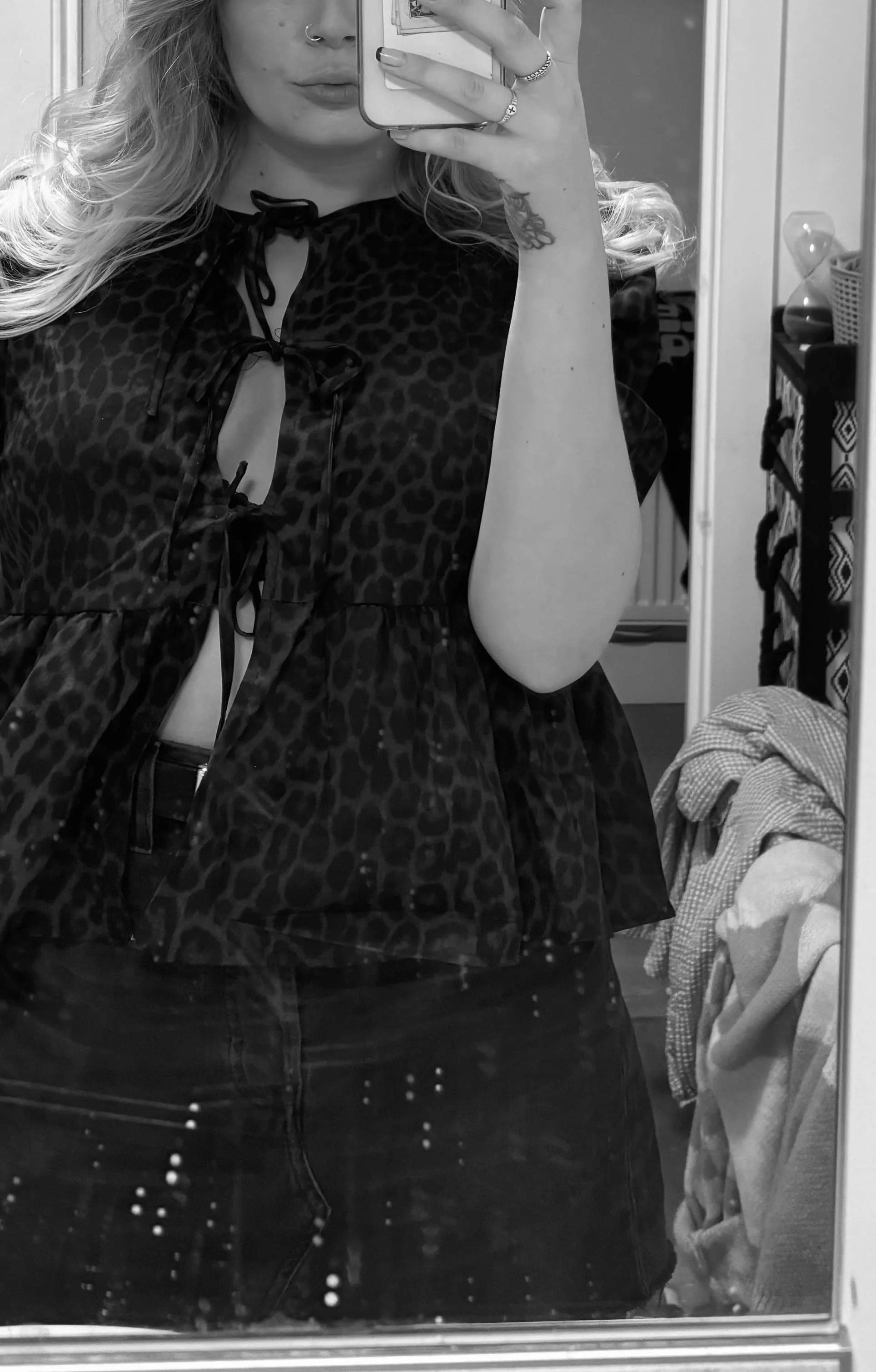 Oh, you’re seeking a goddess? Get on your knees and in my DMs 🧎‍➡️💰