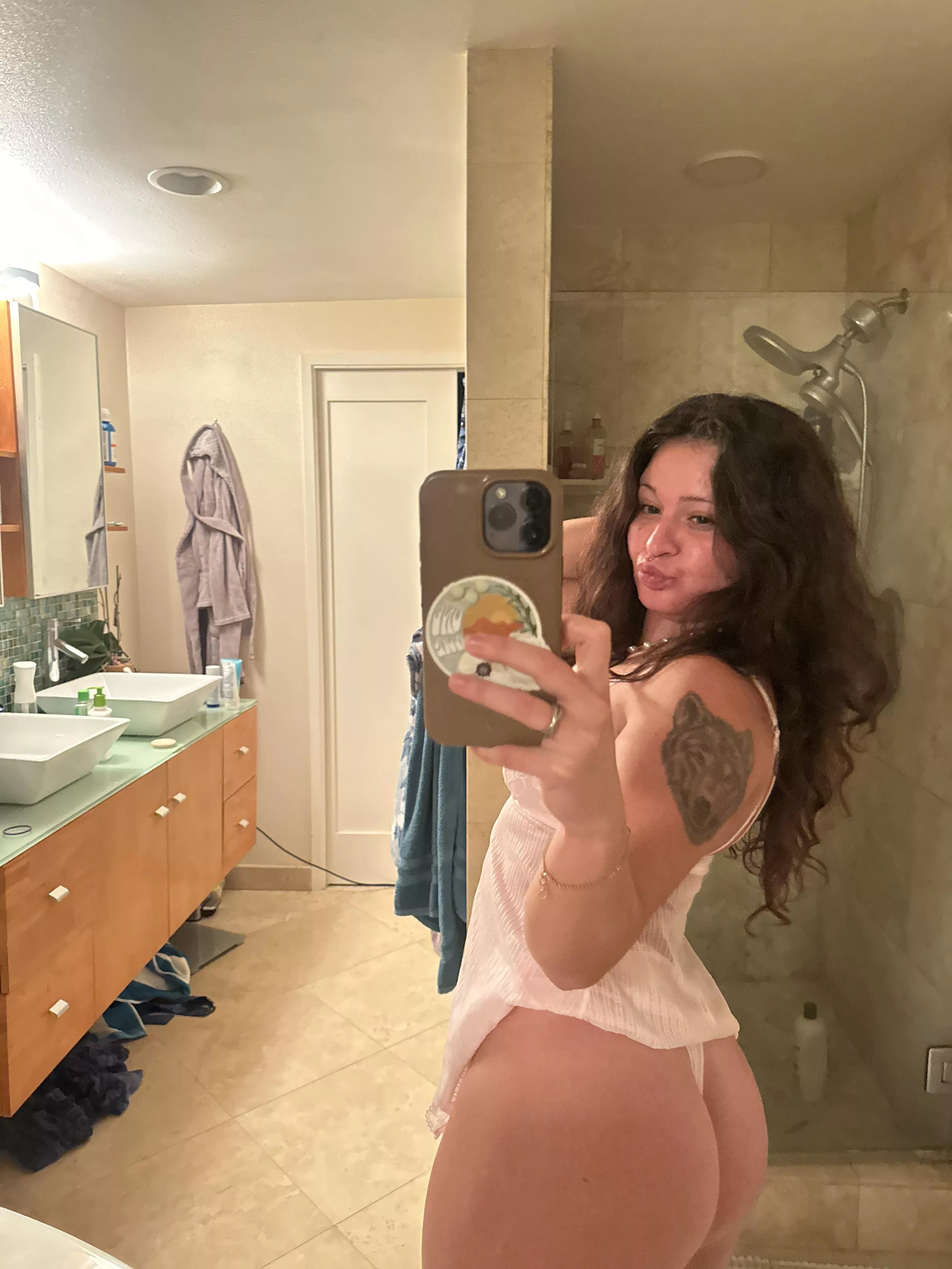 [online] Looking for a online sugar daddy rn :)20 years old 