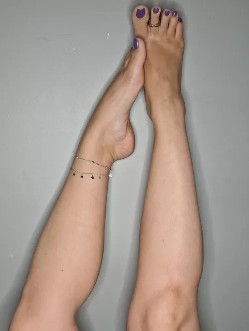 Purple toes and tan lines 💜 