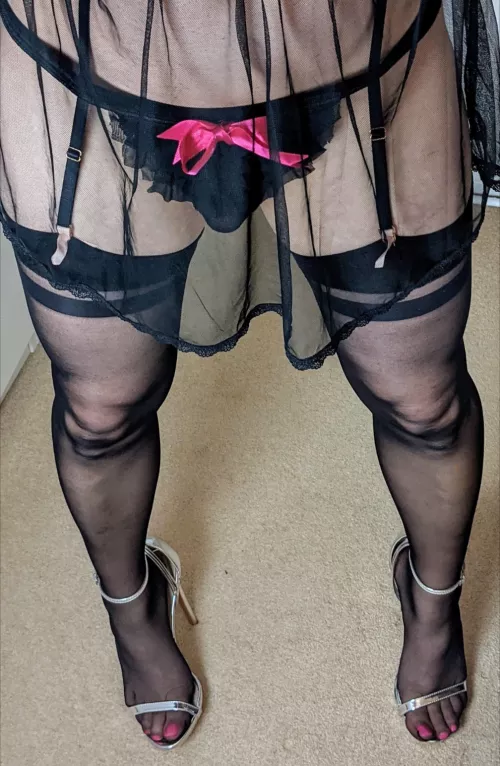 Stockings, pink nails and heels make my day 🥰