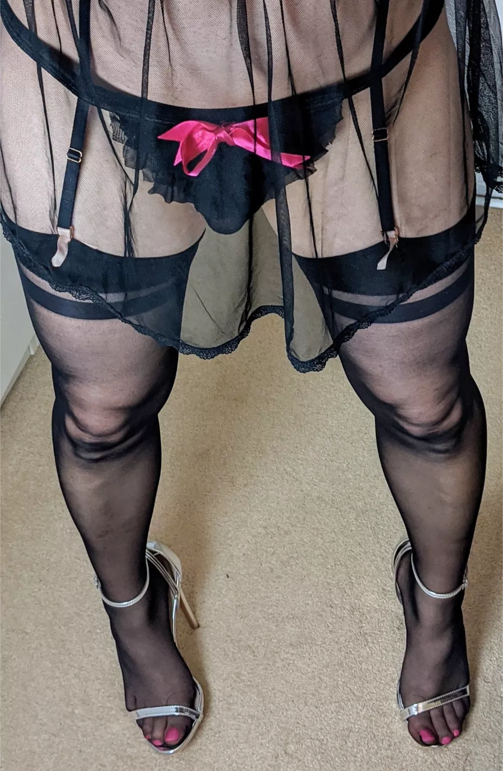 Stockings, pink nails and heels make my day 🥰