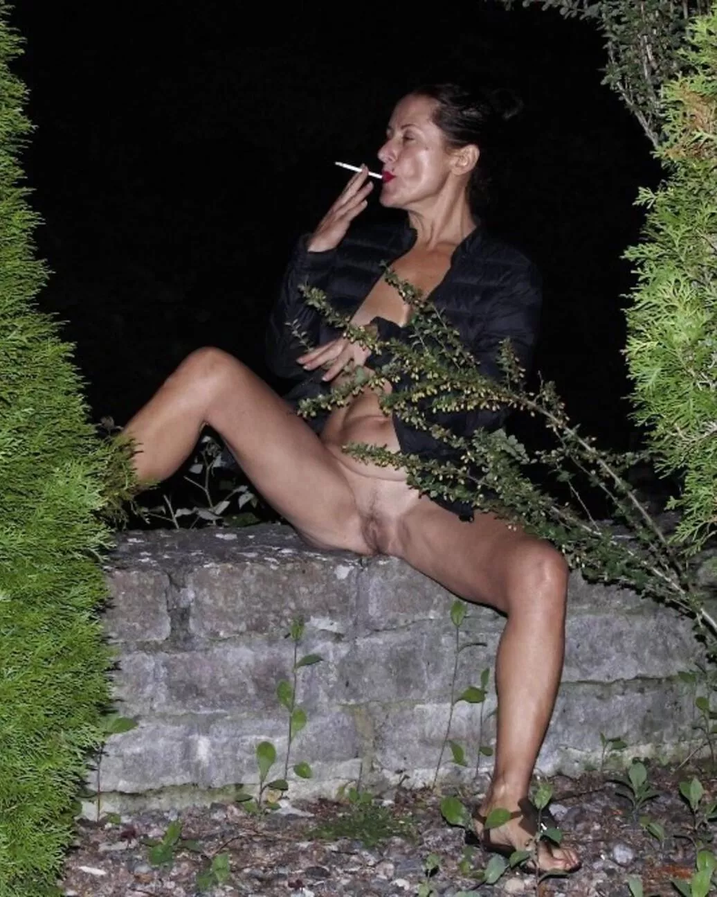 went out to smoke without panties