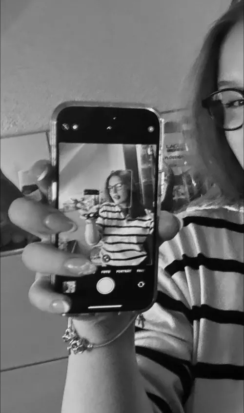 Wer will, dass ich mein Pulli hochziehe und es dann poste?🔥