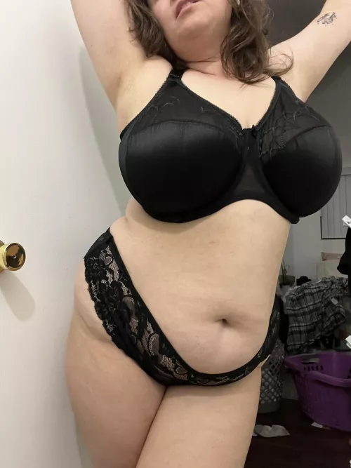 Who likes lace and milfs 