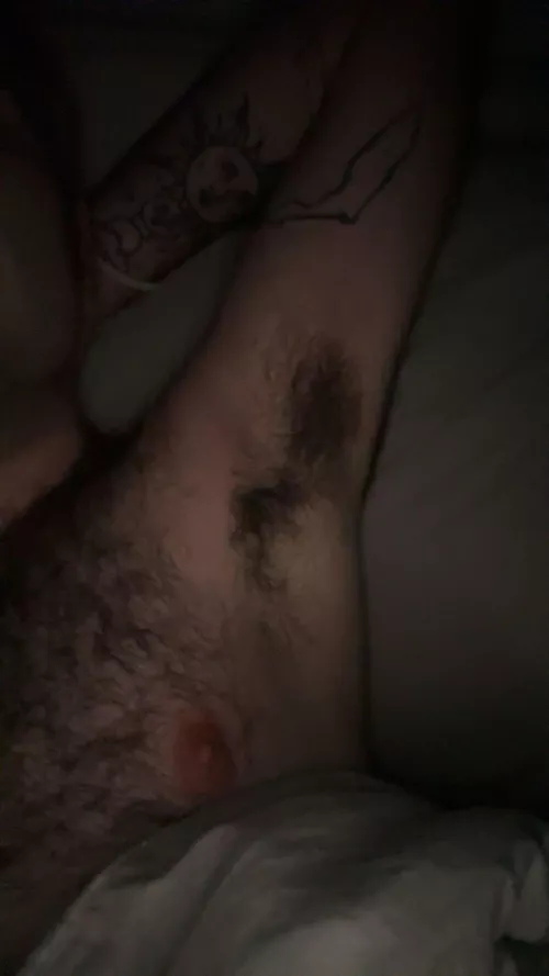 Who wants to be hairy pits besties? 26, musky and kinky. 