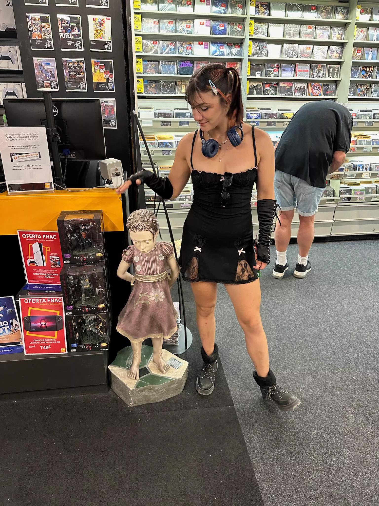 Your goth girl with a little sister  (bioshock) 