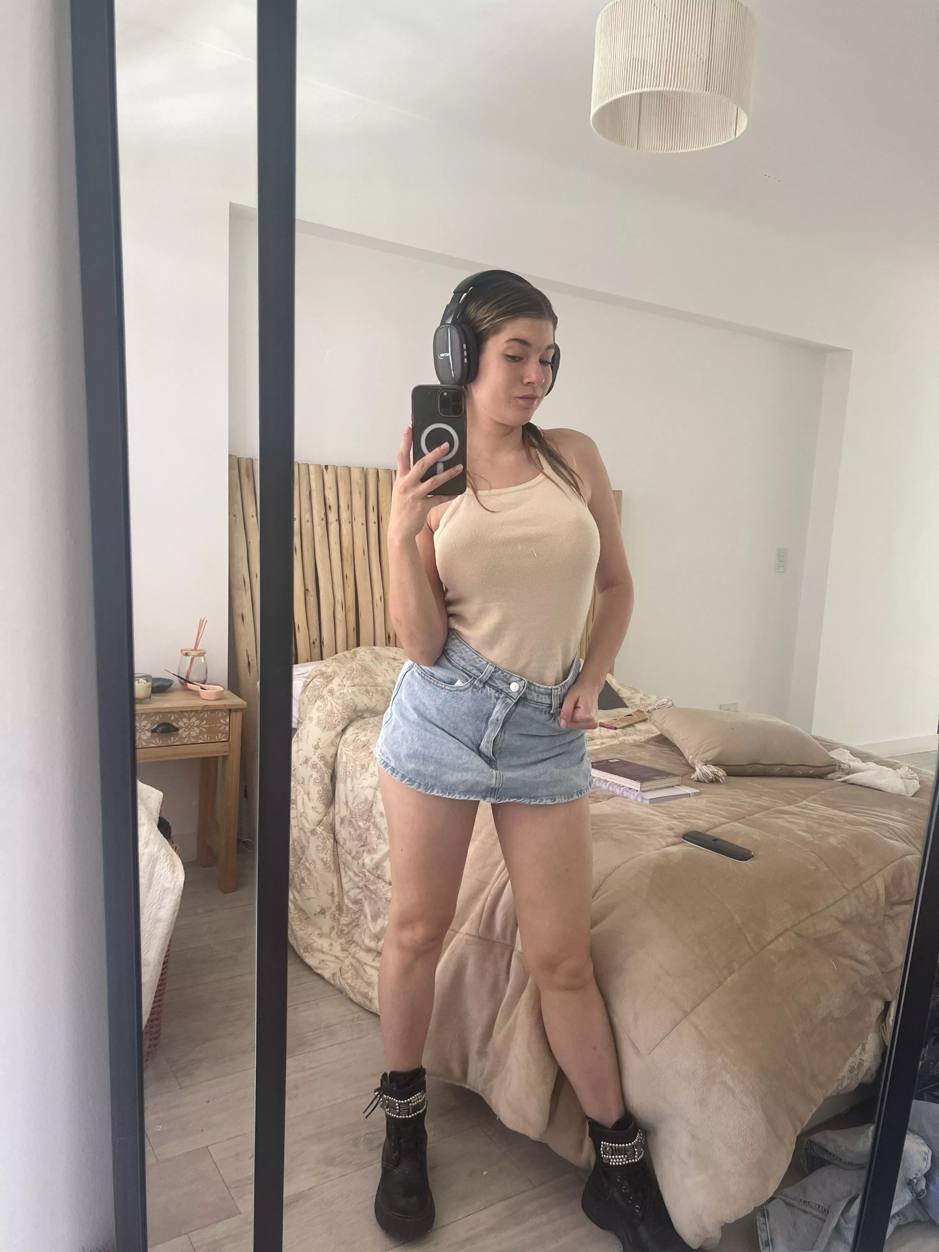 Anyone looking to cheat? I'm clean, on birth control and can keep your dirty little secrets. hmu, dms are open!!