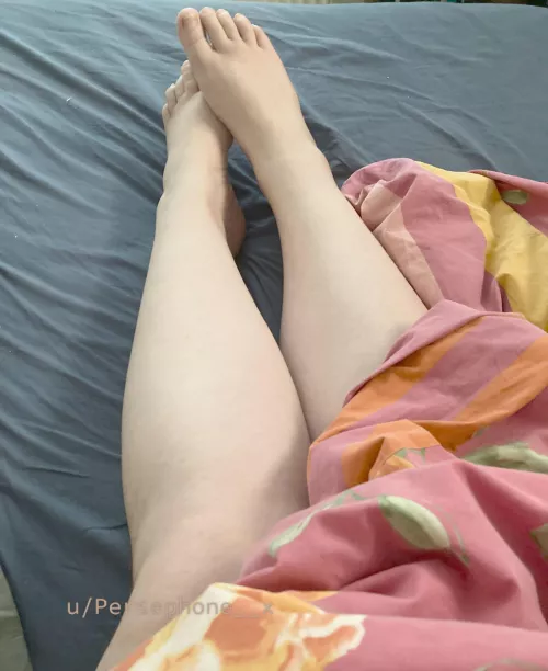 Eens een keertje een andere tease. Benieuwd naar wat er onder de deken zit? 😏