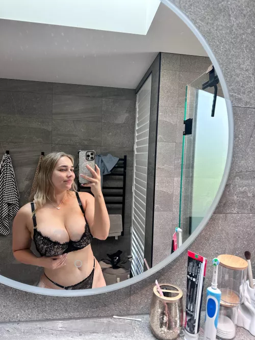  freshly single and need a distraction like a threesome maybe. Who’s free?
