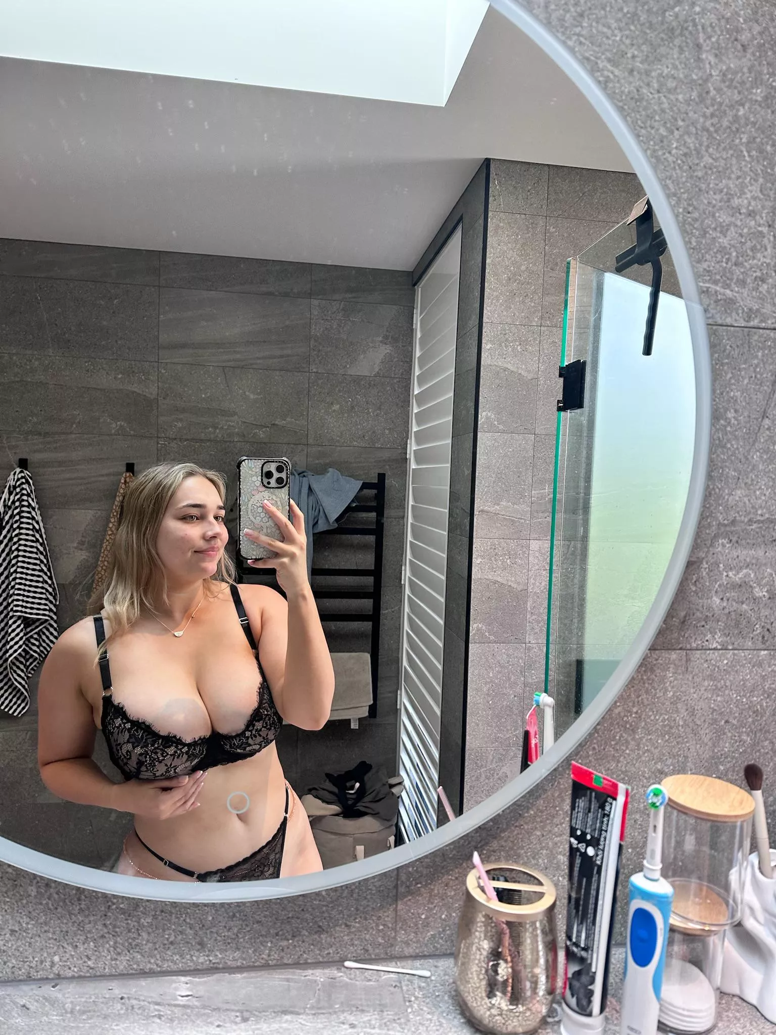  freshly single and need a distraction like a threesome maybe. Who’s free?
