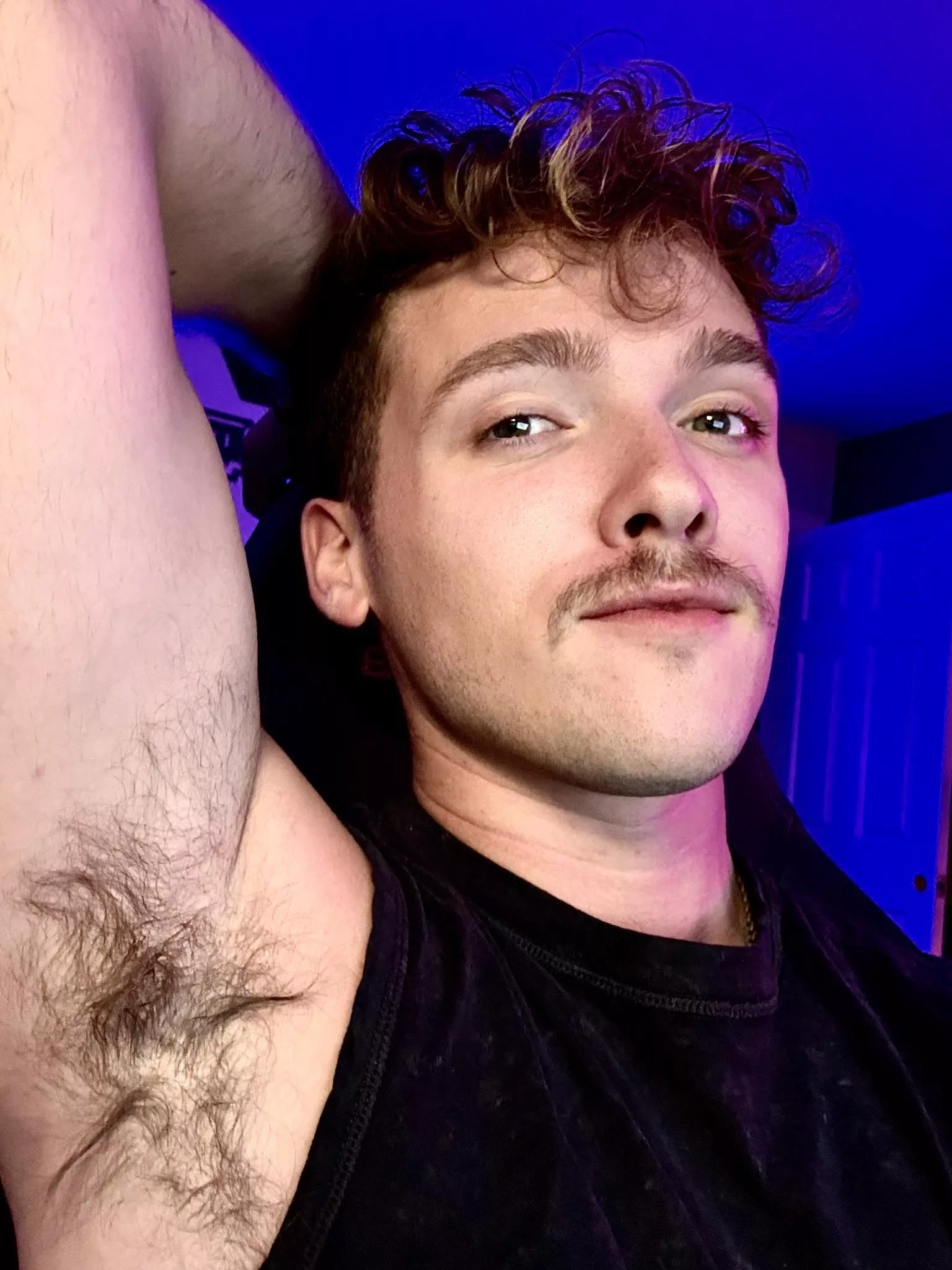 His pits look like they need some licking, badly 😈