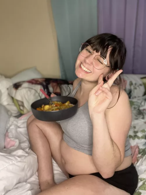 Horny, bloated & loves food🥰