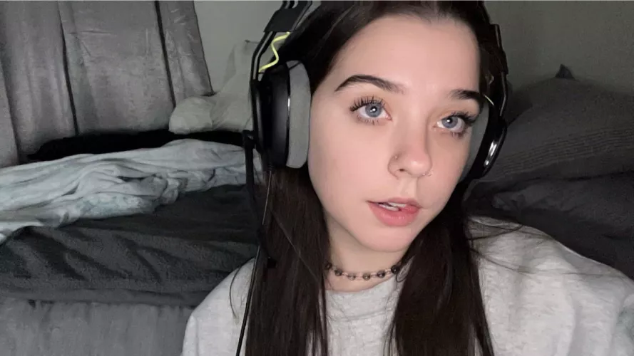 hot gamer girl as your goddess? you couldn’t ask for more could you 💋