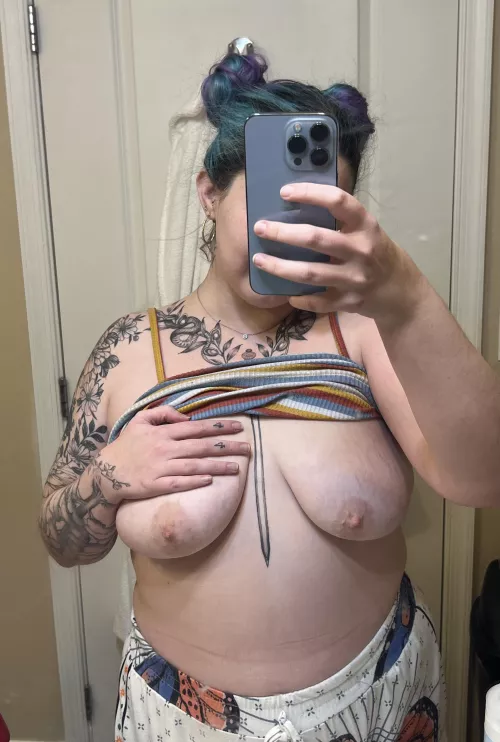 i love taking titty selfies :)