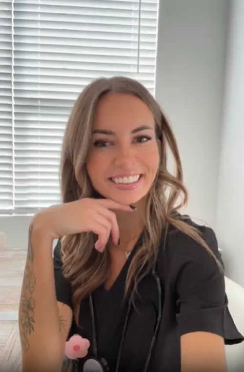 If I showed you nudes during work, would you wanna see them?