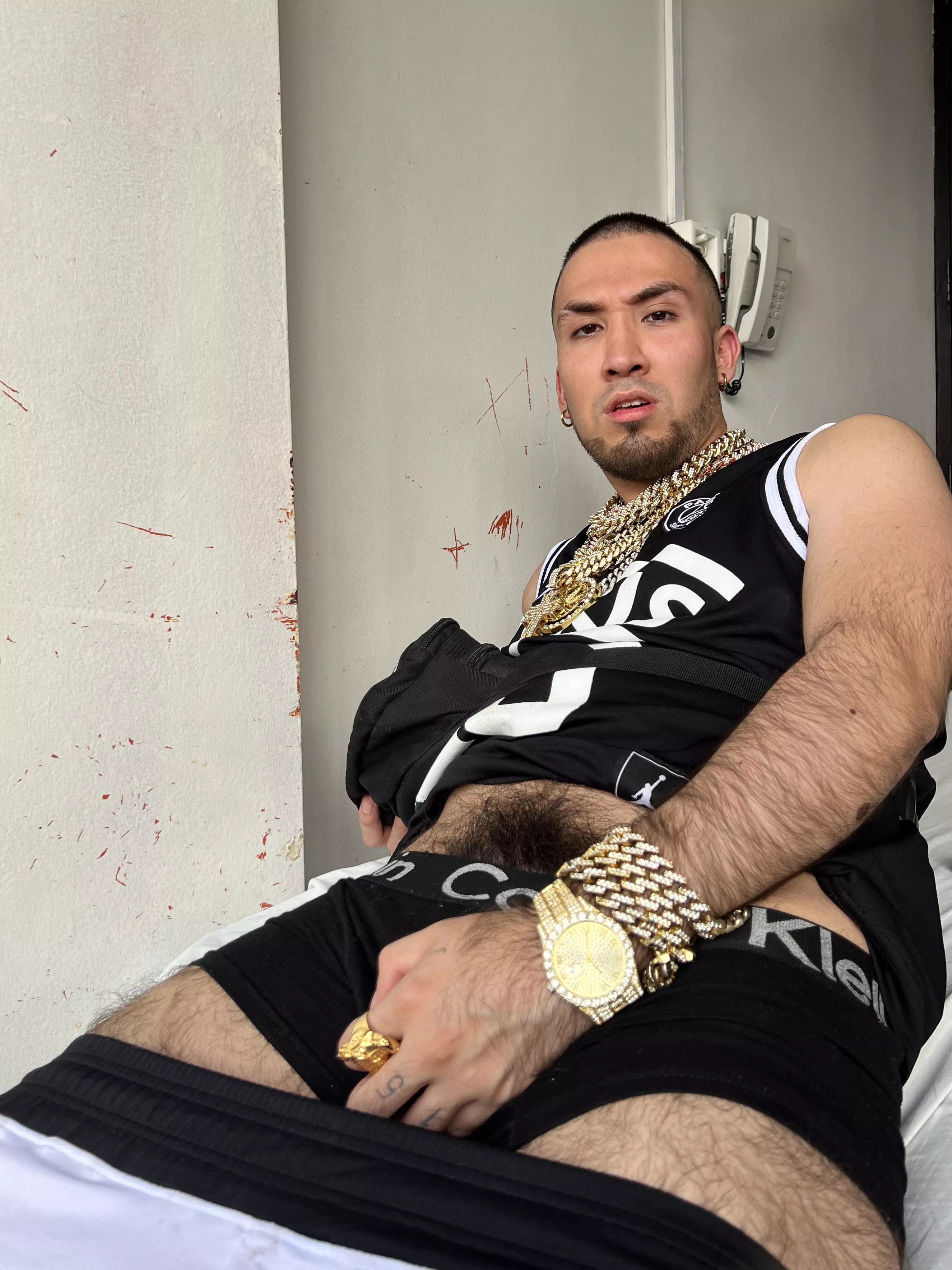 If you buy used underwear, I'll sell mine at half price, haha. They already smell really bad.