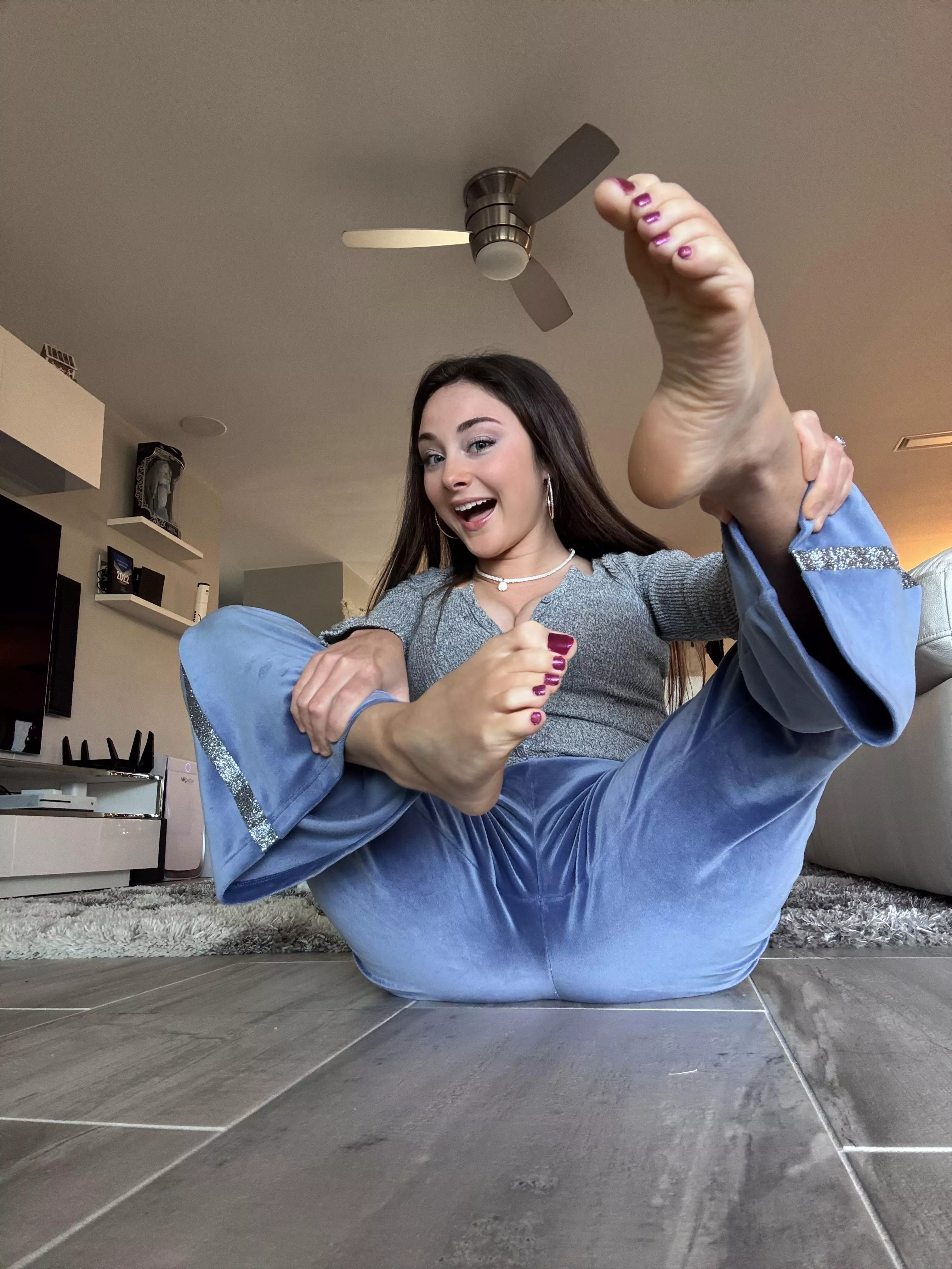 I’m excited for a new pedicure ! I mean, look at these cute feet!